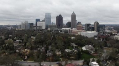 Atlanta, Georgia şehir merkezindeki hava perspektifinden gökdelenler ve tarihi mimarinin birleşimiyle karakterize edilen dinamik bir şehir manzarası sunuluyor. İkonik Peachtree Merkezi gökdelenleri bir sokak ağının ortasında dimdik duruyor.. 