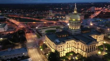 Atlanta, Georgia şehir merkezindeki hava perspektifinden gökdelenler ve tarihi mimarinin birleşimiyle karakterize edilen dinamik bir şehir manzarası sunuluyor. İkonik Peachtree Center gökdelenleri dimdik ayakta duruyor. Mart 2022