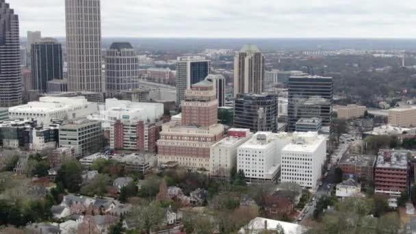 조지아 애틀랜타 다운타운의 관점에서 빌딩과 역사적인 건축물이 특징인 역동적인 풍경을 — 비디오