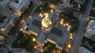 Atlanta, Georgia şehir merkezindeki hava perspektifinden gökdelenler ve tarihi mimarinin birleşimiyle karakterize edilen dinamik bir şehir manzarası sunuluyor. İkonik Peachtree Center gökdelenleri dimdik ayakta duruyor. Mart 2022