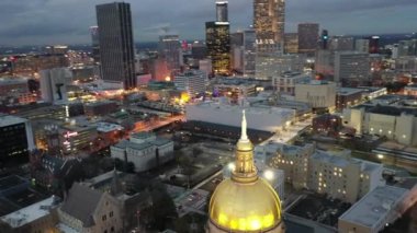 Atlanta, Georgia şehir merkezindeki hava perspektifinden gökdelenler ve tarihi mimarinin birleşimiyle karakterize edilen dinamik bir şehir manzarası sunuluyor. İkonik Peachtree Center gökdelenleri dimdik ayakta duruyor. Mart 2022