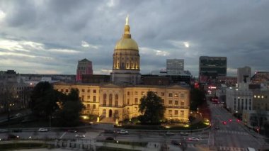 Atlanta, Georgia şehir merkezindeki hava perspektifinden gökdelenler ve tarihi mimarinin birleşimiyle karakterize edilen dinamik bir şehir manzarası sunuluyor. İkonik Peachtree Center gökdelenleri dimdik ayakta duruyor. Mart 2022