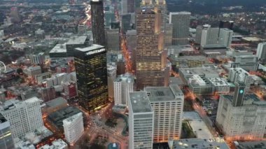 Atlanta, Georgia şehir merkezindeki hava perspektifinden gökdelenler ve tarihi mimarinin birleşimiyle karakterize edilen dinamik bir şehir manzarası sunuluyor. İkonik Peachtree Center gökdelenleri dimdik ayakta duruyor. Mart 2022