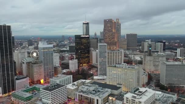 从空中看 佐治亚州亚特兰大市中心呈现了一个充满活力的城市景观 其特点是摩天大楼与历史建筑并存 标志性的桃树中心摩天大楼高耸入云 2022年3月 — 图库视频影像