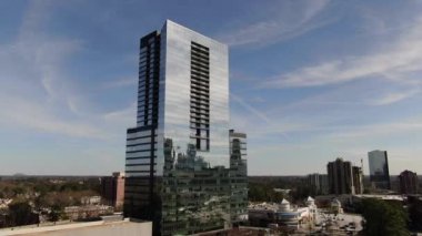 Atlanta, Georgia şehir merkezindeki hava perspektifinden gökdelenler ve tarihi mimarinin birleşimiyle karakterize edilen dinamik bir şehir manzarası sunuluyor. İkonik Peachtree Center gökdelenleri dimdik ayakta duruyor. Mart 2022