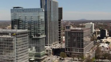 Atlanta, Georgia şehir merkezindeki hava perspektifinden gökdelenler ve tarihi mimarinin birleşimiyle karakterize edilen dinamik bir şehir manzarası sunuluyor. İkonik Peachtree Center gökdelenleri dimdik ayakta duruyor. Mart 2022