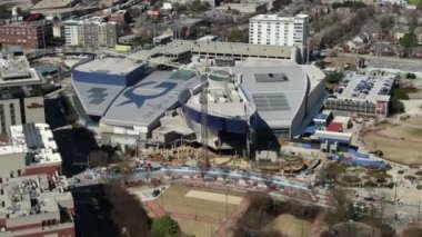 Atlanta, Georgia şehir merkezindeki hava perspektifinden gökdelenler ve tarihi mimarinin birleşimiyle karakterize edilen dinamik bir şehir manzarası sunuluyor. İkonik Peachtree Center gökdelenleri dimdik ayakta duruyor. Mart 2022