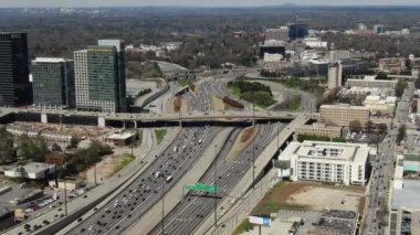 Atlanta, Georgia şehir merkezindeki hava perspektifinden gökdelenler ve tarihi mimarinin birleşimiyle karakterize edilen dinamik bir şehir manzarası sunuluyor. İkonik Peachtree Center gökdelenleri dimdik ayakta duruyor. Mart 2022