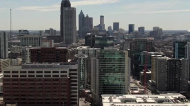 Atlanta, Georgia şehir merkezindeki hava perspektifinden gökdelenler ve tarihi mimarinin birleşimiyle karakterize edilen dinamik bir şehir manzarası sunuluyor. İkonik Peachtree Center gökdelenleri dimdik ayakta duruyor. Mart 2022