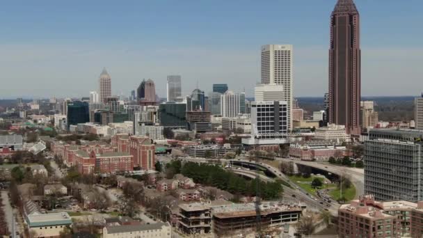 从空中看 佐治亚州亚特兰大市中心呈现了一个充满活力的城市景观 其特点是摩天大楼与历史建筑并存 标志性的桃树中心摩天大楼高耸入云 2022年3月 — 图库视频影像