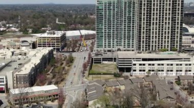 Atlanta, Georgia şehir merkezindeki hava perspektifinden gökdelenler ve tarihi mimarinin birleşimiyle karakterize edilen dinamik bir şehir manzarası sunuluyor. İkonik Peachtree Center gökdelenleri dimdik ayakta duruyor. Mart 2022