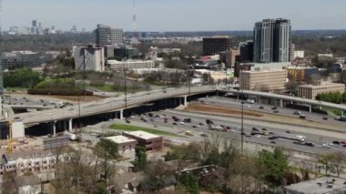 Atlanta, Georgia şehir merkezindeki hava perspektifinden gökdelenler ve tarihi mimarinin birleşimiyle karakterize edilen dinamik bir şehir manzarası sunuluyor. İkonik Peachtree Center gökdelenleri dimdik ayakta duruyor. Mart 2022