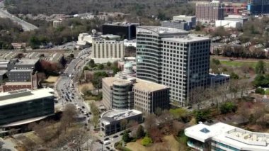 Atlanta, Georgia şehir merkezindeki hava perspektifinden gökdelenler ve tarihi mimarinin birleşimiyle karakterize edilen dinamik bir şehir manzarası sunuluyor. İkonik Peachtree Center gökdelenleri dimdik ayakta duruyor. Mart 2022