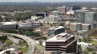 Atlanta, Georgia şehir merkezindeki hava perspektifinden gökdelenler ve tarihi mimarinin birleşimiyle karakterize edilen dinamik bir şehir manzarası sunuluyor. İkonik Peachtree Center gökdelenleri dimdik ayakta duruyor. Mart 2022