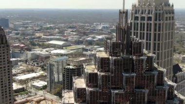 Atlanta, Georgia şehir merkezindeki hava perspektifinden gökdelenler ve tarihi mimarinin birleşimiyle karakterize edilen dinamik bir şehir manzarası sunuluyor. İkonik Peachtree Center gökdelenleri dimdik ayakta duruyor. Mart 2022