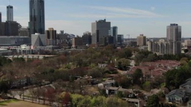 Atlanta, Georgia şehir merkezindeki hava perspektifinden gökdelenler ve tarihi mimarinin birleşimiyle karakterize edilen dinamik bir şehir manzarası sunuluyor. İkonik Peachtree Center gökdelenleri dimdik ayakta duruyor. Mart 2022