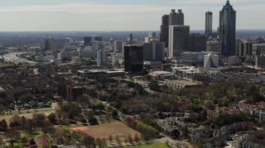 Atlanta, Georgia şehir merkezindeki hava perspektifinden gökdelenler ve tarihi mimarinin birleşimiyle karakterize edilen dinamik bir şehir manzarası sunuluyor. İkonik Peachtree Center gökdelenleri dimdik ayakta duruyor. Mart 2022