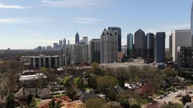 Atlanta, Georgia şehir merkezindeki hava perspektifinden gökdelenler ve tarihi mimarinin birleşimiyle karakterize edilen dinamik bir şehir manzarası sunuluyor. İkonik Peachtree Center gökdelenleri dimdik ayakta duruyor. Mart 2022