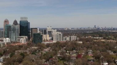 Atlanta, Georgia şehir merkezindeki hava perspektifinden gökdelenler ve tarihi mimarinin birleşimiyle karakterize edilen dinamik bir şehir manzarası sunuluyor. İkonik Peachtree Center gökdelenleri dimdik ayakta duruyor. Mart 2022