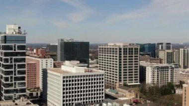 Atlanta, Georgia şehir merkezindeki hava perspektifinden gökdelenler ve tarihi mimarinin birleşimiyle karakterize edilen dinamik bir şehir manzarası sunuluyor. İkonik Peachtree Center gökdelenleri dimdik ayakta duruyor. Mart 2022