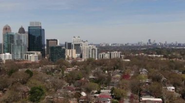 Atlanta, Georgia şehir merkezindeki hava perspektifinden gökdelenler ve tarihi mimarinin birleşimiyle karakterize edilen dinamik bir şehir manzarası sunuluyor. İkonik Peachtree Center gökdelenleri dimdik ayakta duruyor. Mart 2022