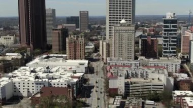 Atlanta, Georgia şehir merkezindeki hava perspektifinden gökdelenler ve tarihi mimarinin birleşimiyle karakterize edilen dinamik bir şehir manzarası sunuluyor. İkonik Peachtree Center gökdelenleri dimdik ayakta duruyor. Mart 2022