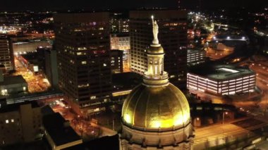 Atlanta, Georgia şehir merkezindeki hava perspektifinden gökdelenler ve tarihi mimarinin birleşimiyle karakterize edilen dinamik bir şehir manzarası sunuluyor. İkonik Peachtree Center gökdelenleri dimdik ayakta duruyor. Mart 2022