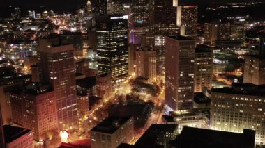 Atlanta, Georgia şehir merkezindeki hava perspektifinden gökdelenler ve tarihi mimarinin birleşimiyle karakterize edilen dinamik bir şehir manzarası sunuluyor. İkonik Peachtree Center gökdelenleri dimdik ayakta duruyor. Mart 2022