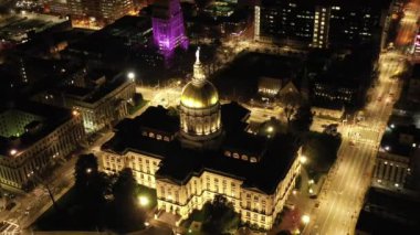 Atlanta, Georgia şehir merkezindeki hava perspektifinden gökdelenler ve tarihi mimarinin birleşimiyle karakterize edilen dinamik bir şehir manzarası sunuluyor. İkonik Peachtree Center gökdelenleri dimdik ayakta duruyor. Mart 2022