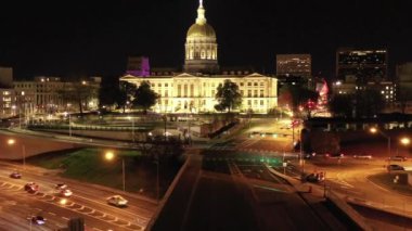 Atlanta, Georgia şehir merkezindeki hava perspektifinden gökdelenler ve tarihi mimarinin birleşimiyle karakterize edilen dinamik bir şehir manzarası sunuluyor. İkonik Peachtree Center gökdelenleri dimdik ayakta duruyor. Mart 2022
