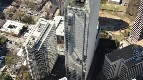 ジョージア州アトランタのダウンタウンにある空中的な視点から 高層ビルと歴史的建築の並列を特徴とするダイナミックな都市風景を提示します 象徴的なピーチツリーセンターの高層ビルは背が高い 2022年3月 — ストック動画