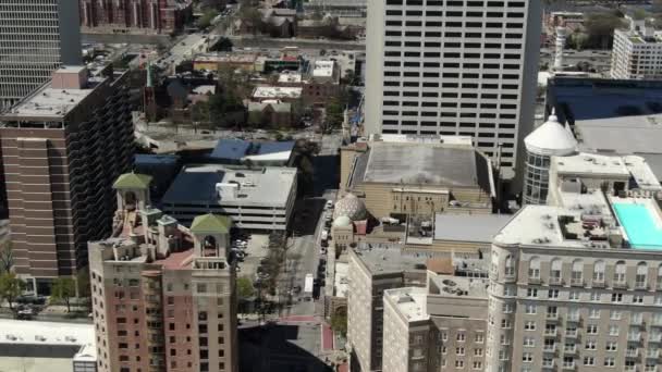 ジョージア州アトランタのダウンタウンにある空中的な視点から 高層ビルと歴史的建築の並列を特徴とするダイナミックな都市風景を提示します 象徴的なピーチツリーセンターの高層ビルは背が高い 2022年3月 — ストック動画