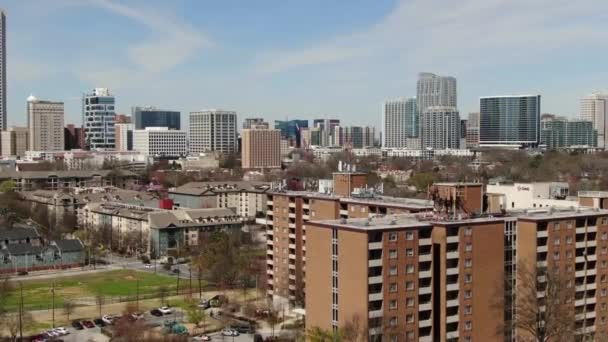 조지아 애틀랜타 다운타운의 관점에서 빌딩과 역사적인 건축물이 특징인 역동적인 풍경을 — 비디오
