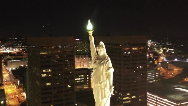 从空中看 佐治亚州亚特兰大市中心呈现了一个充满活力的城市景观 其特点是摩天大楼与历史建筑并存 标志性的桃树中心摩天大楼高耸入云 2022年3月 — 图库视频影像