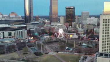 Atlanta, Georgia şehir merkezindeki hava perspektifinden gökdelenler ve tarihi mimarinin birleşimiyle karakterize edilen dinamik bir şehir manzarası sunuluyor. İkonik Peachtree Center gökdelenleri dimdik ayakta duruyor. Mart 2022