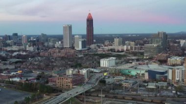 Atlanta, Georgia şehir merkezindeki hava perspektifinden gökdelenler ve tarihi mimarinin birleşimiyle karakterize edilen dinamik bir şehir manzarası sunuluyor. İkonik Peachtree Merkezi gökdelenleri bir sokak ağının ortasında dimdik duruyor.. 