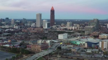 Atlanta, Georgia şehir merkezindeki hava perspektifinden gökdelenler ve tarihi mimarinin birleşimiyle karakterize edilen dinamik bir şehir manzarası sunuluyor. İkonik Peachtree Merkezi gökdelenleri bir sokak ağının ortasında dimdik duruyor.. 