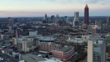Atlanta, Georgia şehir merkezindeki hava perspektifinden gökdelenler ve tarihi mimarinin birleşimiyle karakterize edilen dinamik bir şehir manzarası sunuluyor. İkonik Peachtree Merkezi gökdelenleri bir sokak ağının ortasında dimdik duruyor.. 