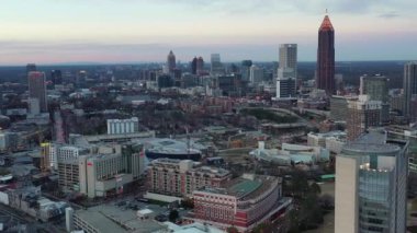 Atlanta, Georgia şehir merkezindeki hava perspektifinden gökdelenler ve tarihi mimarinin birleşimiyle karakterize edilen dinamik bir şehir manzarası sunuluyor. İkonik Peachtree Merkezi gökdelenleri bir sokak ağının ortasında dimdik duruyor.. 