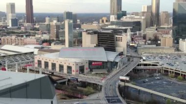 Atlanta, Georgia şehir merkezindeki hava perspektifinden gökdelenler ve tarihi mimarinin birleşimiyle karakterize edilen dinamik bir şehir manzarası sunuluyor. İkonik Peachtree Merkezi gökdelenleri bir sokak ağının ortasında dimdik duruyor.. 