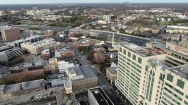 Atlanta, Georgia şehir merkezindeki hava perspektifinden gökdelenler ve tarihi mimarinin birleşimiyle karakterize edilen dinamik bir şehir manzarası sunuluyor. İkonik Peachtree Merkezi gökdelenleri bir sokak ağının ortasında dimdik duruyor.. 