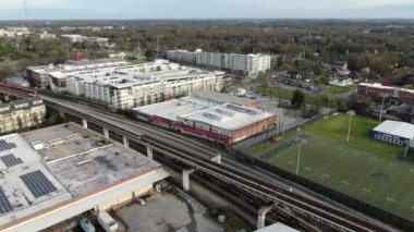 Atlanta, Georgia şehir merkezindeki hava perspektifinden gökdelenler ve tarihi mimarinin birleşimiyle karakterize edilen dinamik bir şehir manzarası sunuluyor. İkonik Peachtree Merkezi gökdelenleri bir sokak ağının ortasında dimdik duruyor.. 
