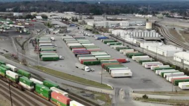 Atlanta, Georgia şehir merkezindeki hava perspektifinden gökdelenler ve tarihi mimarinin birleşimiyle karakterize edilen dinamik bir şehir manzarası sunuluyor. İkonik Peachtree Merkezi gökdelenleri bir sokak ağının ortasında dimdik duruyor.. 