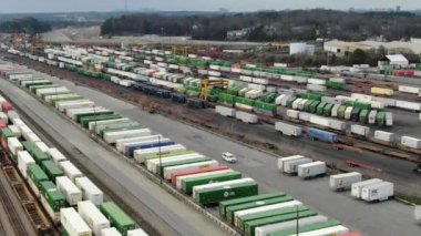 Atlanta, Georgia şehir merkezindeki hava perspektifinden gökdelenler ve tarihi mimarinin birleşimiyle karakterize edilen dinamik bir şehir manzarası sunuluyor. İkonik Peachtree Merkezi gökdelenleri bir sokak ağının ortasında dimdik duruyor.. 