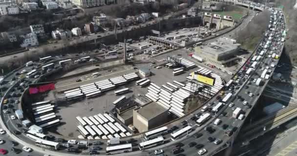 ニュージャージー州リンカーントンネルで渋滞の空中をパン — ストック動画