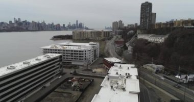 Edgewater Limanı yakınlarındaki Aerial of River Road, New Jersey