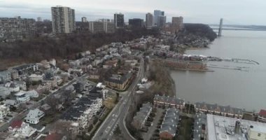 Edgewater, New Jersey 'de nehir yolu boyunca havacılık.