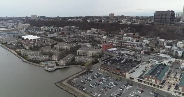 ハドソン川沿いのニュージャージー州エッジウォーターのレジデンスの空中 — ストック動画