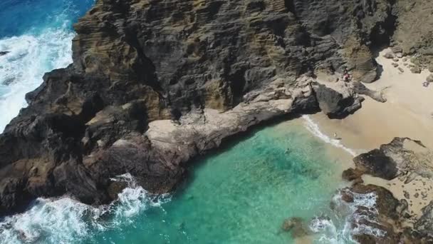 ハワイ州オアフ島のクリフサイドビーチの高角度空中 — ストック動画