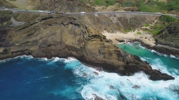 ハワイ州オアフ島のロッキークリフサイドロードの空中 — ストック動画